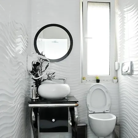 Tiranatop Suites شقة *